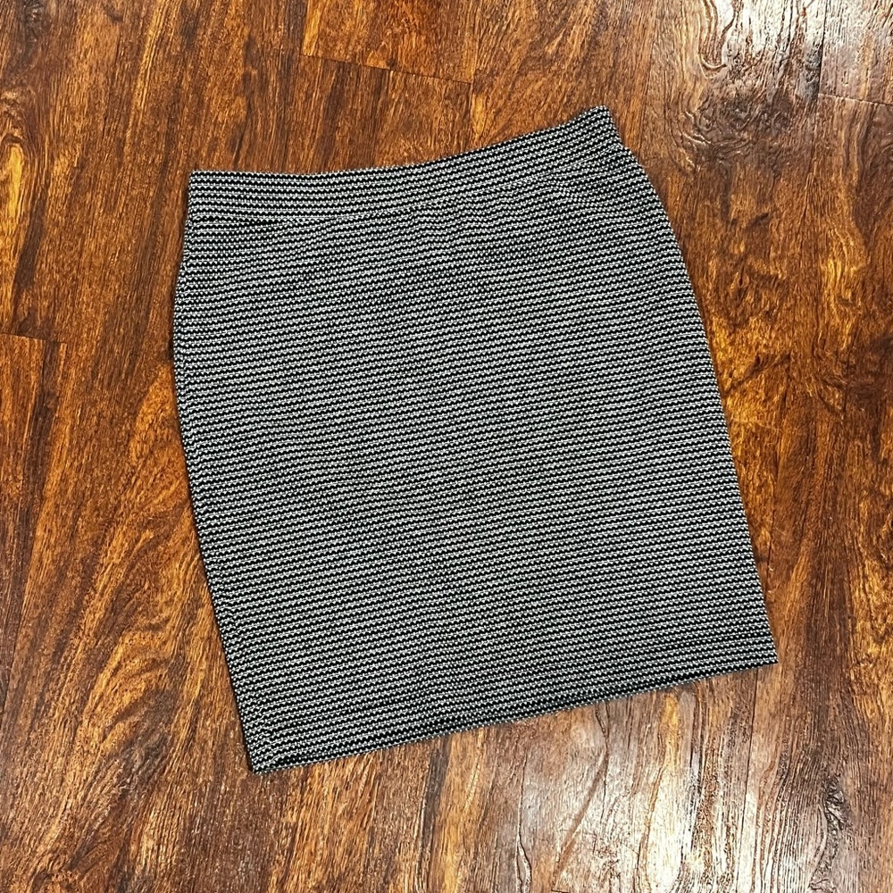 LOFT Outlet pencil skirt pull on style size small black and white